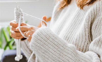 Nastal čas pletení svetrů. Nejen kvůli drahé eletřině. Doma vyrobené svetry jsou hitem letošní sezóny