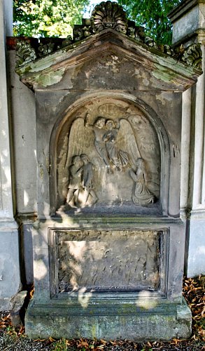 pischeluv-nahrobek-z-19.-stoleti-pred-hrbitovem.jpg
