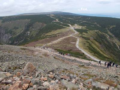 64.Z polské strany Sněžky-pohled z pěšiny-horní část