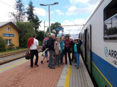 Uvítací výbor.Přistupuje do vlaku Zdenka s Janou.