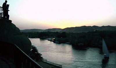 pohled na večerní řeku od hotelu Old Cataract, kde Agatha Christie psala Smrt na Nilu