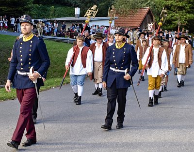 policajti-za-nimi-zastupci-cechu.jpg