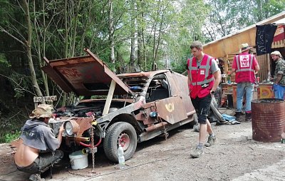 Pošťáci si opravují auto.