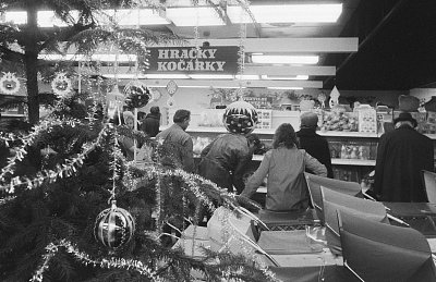 Hračky, džíny, parfémy… Vánoce bývaly svátky konzumu i v minulosti