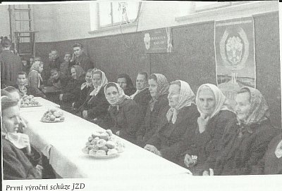 První výroční schůze JZD v sokolovně v Protivanově v roce 1958