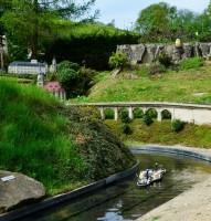 Jarní fotopříběh: Park miniatur - řeka s lodí a mostem