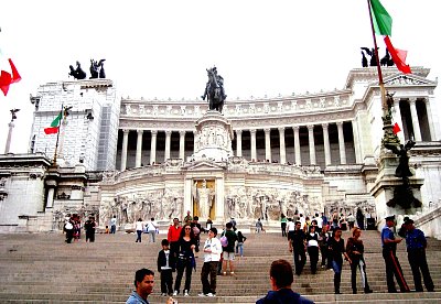 Řím. Monstrózní památník Viktora Emanuela II. *