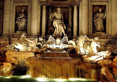 Noční pohled na slavnou římskou Fontánu di Trevi *