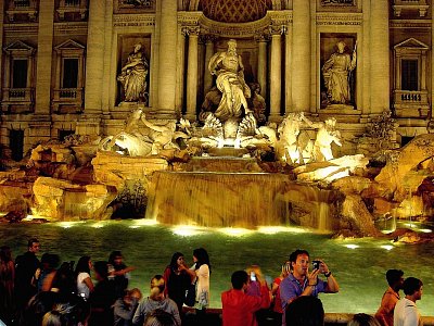 Slavná fontána di Trevi v noci, Řím