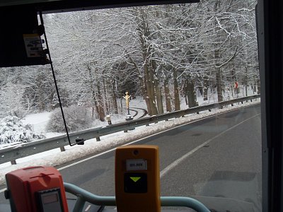 Kolem silnice je občas vzpomínka na tragickou událost