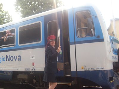 A milá výpravčí v Boskovicích už půjde dát poslední pokyn k odjezdu vlaku do Velkých Opatovic ?