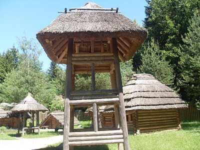 Středověká vesnička Paseka se zvoničkou u hradu Strečno