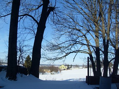 I snímky z okolí hřbitova jsou sněhobílé