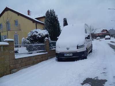Auta pod sněhem