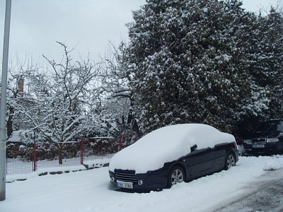 Auto ve sněhu