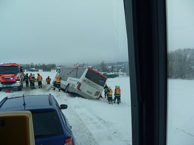 Silnice jsou úzké, nehoda se stala při střetu autobusu s osobním autem, kterému se snažil řidič víc vyhnout - silnice není jak vidíte pro řidiče dobře značena