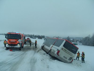 Teď už nás hasiči dobře navigují - náš autobus velmi, ale velmi opatrně projíždí