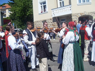 Cesta k jednotlivým pramenům zněla hudbou