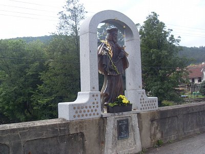 Skleněný sv. Jan Nepomucký je umístěn na mostě v obci Čepice
