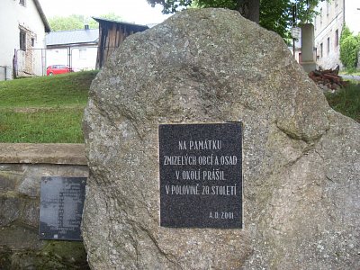 Obec Prášily má památník s dlouhým seznamem zmizelých obcí a osad v okolí