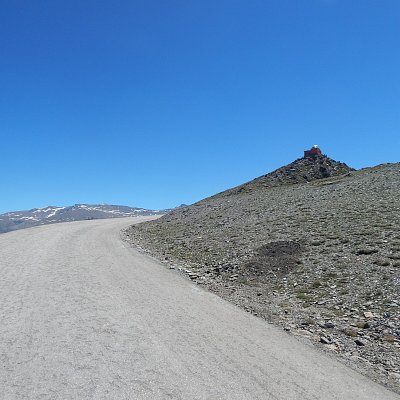 Cesta v pohoří Sierra Nevada