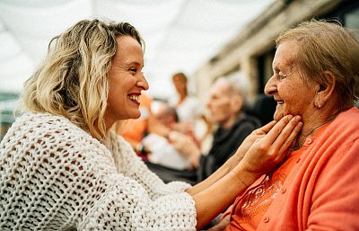 Systém péče o seniory je zrcadlem společnosti. Když budou zdravé vztahy mezi lidmi, odrazí se to i v kvalitě péče, říká Simona Bagarová