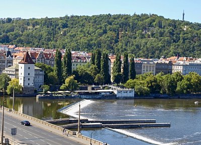 sitkovsky-jez-vlevo-malostranska-vodarna-vpravo-nahore-petrin.jpg