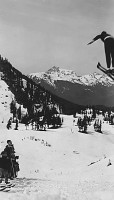 Skokanský styl na lyžích se stále vyvíjel - ruce už nejsou vepředu  v roce 1936
