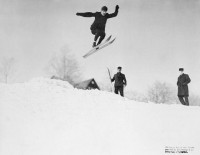 Tak se skákalo na lyžích v roce  1905 jen ze sněhových můstků