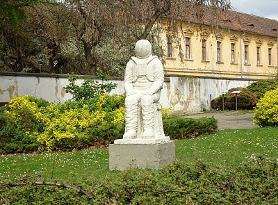 socha-u-galerie-posledni-astronaut.jpg