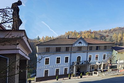 Než zdoláte hrad Křivoklát, posilněte se v restauraci Hotelu Sýkora