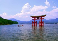 Posvátná japonská brána TORI v Tichém oceánu
