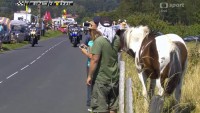 Silnice lemují řady diváků, kteří si závod fotografují