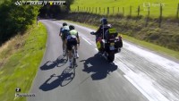 Motocykl s kamerou doprovází cyklisty v úniku