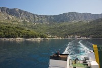 Pohled z lodi, která převáží turisty i s auty na ostrov Hvar