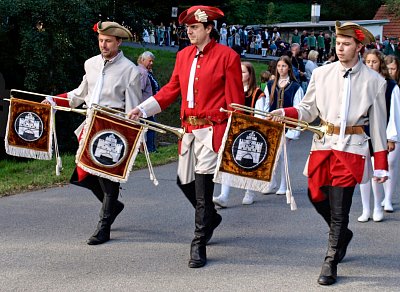 trubaci-v-pozadi-modri-panosi.jpg