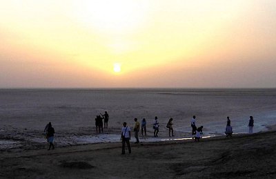 Tunis. Západ slunce nad velkým solným jezerem Chott el-Jérid