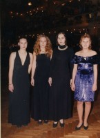 Na maturitním plese v roce 1995 - kamarádky uprostřed