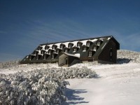 Chata Výrovka v zimě, kdy není úplně zasypaná sněhem