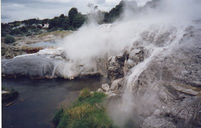 Whakarewarewa Thermal Reserve - pára z horkých pramenů