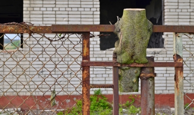 „Holý zadek“  v plotě