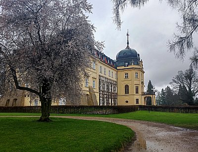 Deštivý zámek Lány