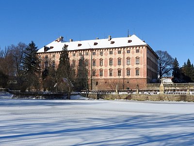 zamek-libochovice-pres-zamrzle-jezirko.jpg