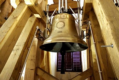 zvony-v-kostele-nanebevzeti-panny-marie-a-sv.karla-velikeho-na-karlove.jpg