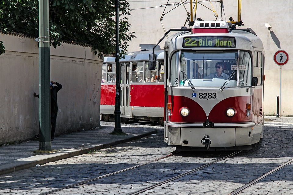 Předletní bugr v pražské tramvaji