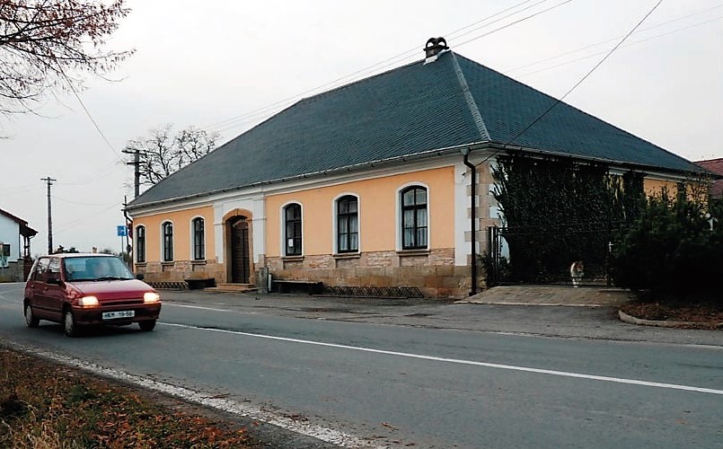 U Karla: šenk, jemuž roh urval tank
