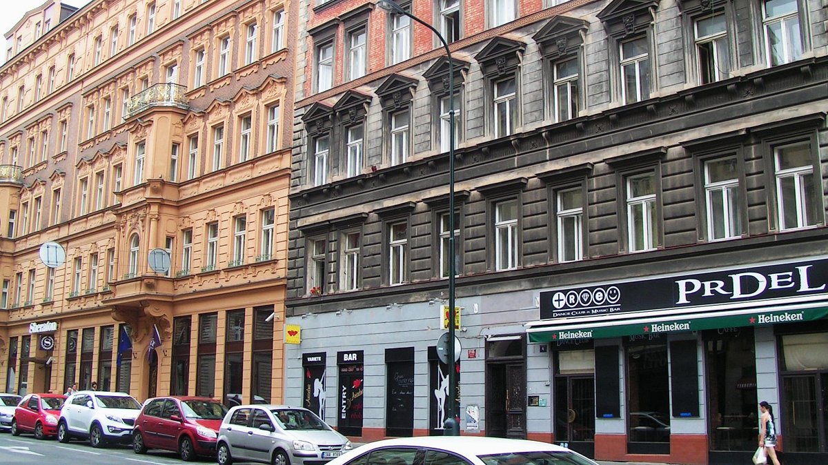 Praha časosběrně: pozvání do hotelu Sheraton, Clubu Prdel či erotického klubu v Žitné