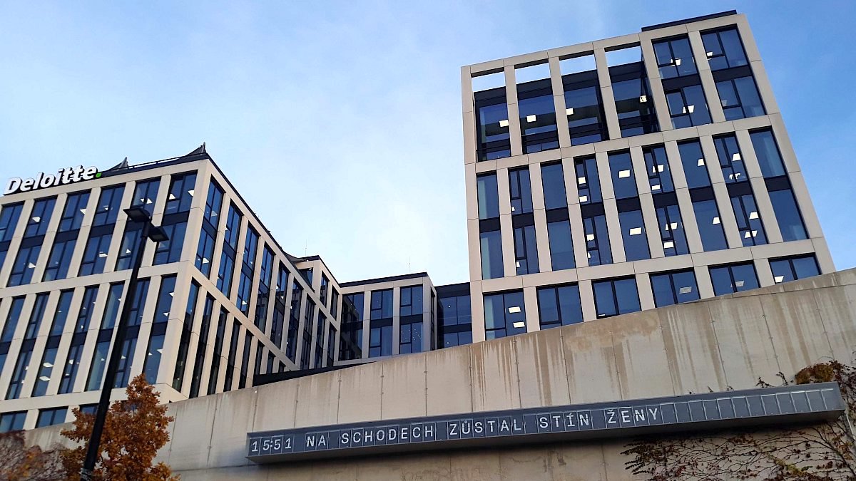 Neobvyklé nové umělecké dílo u hlavního nádraží v Praze