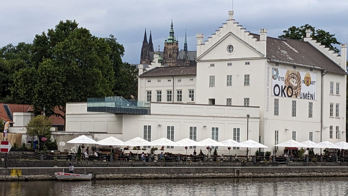 Umělecké proměny nádvoří Muzea Kampa a přilehlého okolí