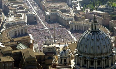Dva žijící papežové vzdají hold 
svým dvěma předchůdcům